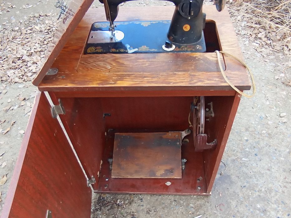 Tikuv mashinasi oyoqda ishlaydigan