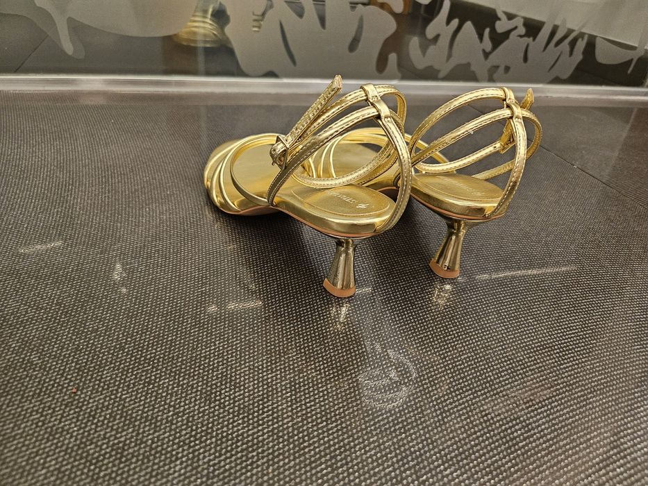STRADIVARIUS златни сандали н.38