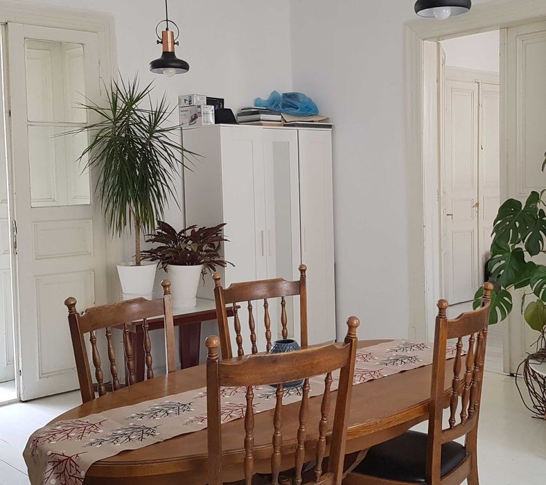 Set cu masa si 5 scaune din lemn de stejar masiv