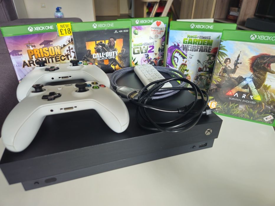 Xbox One X 1 TB + 2 контролера + 8BitDo дистанционно