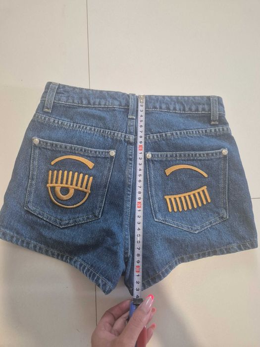 Chiara Ferragni къси дънкови панталонки