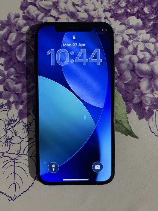 Продавам Iphone 12