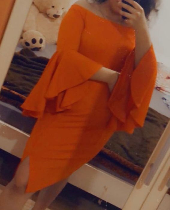 Къса оранжева рокля
