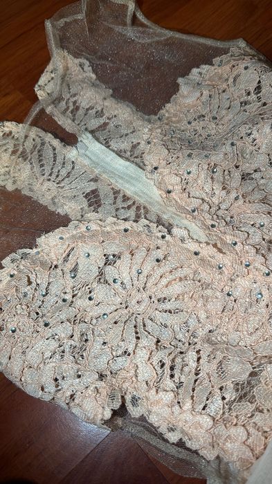 Рокля Мегз с дантела и камъни