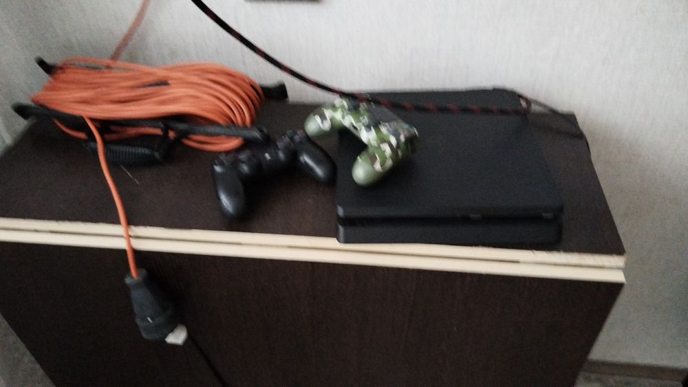 Продам PlayStation 4 slim
