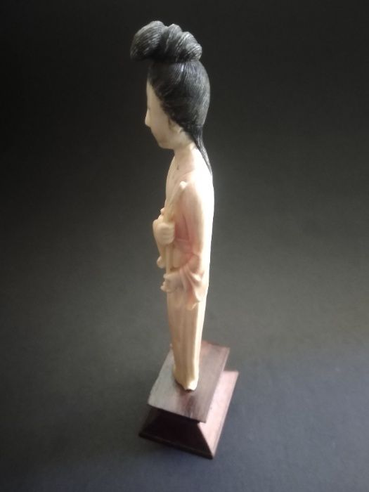 Старинная статуэтка из натуральной слоновой кости