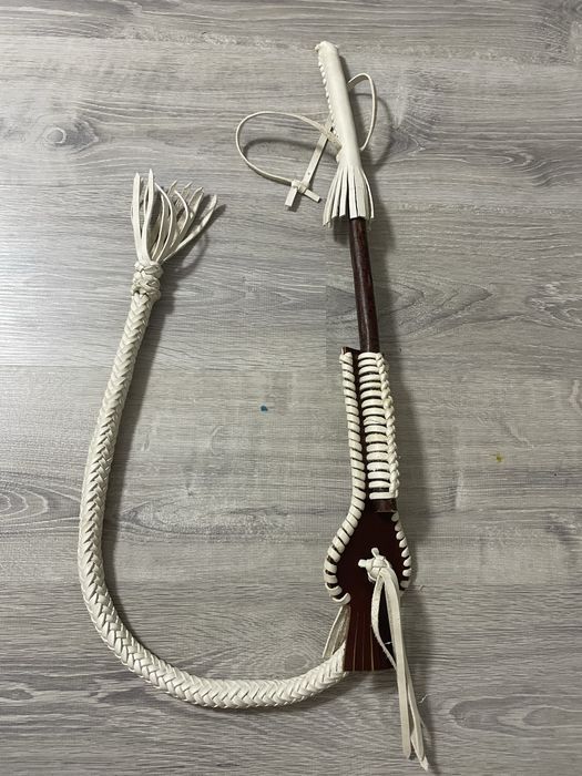 Қамшы-камча қолан жасалған.