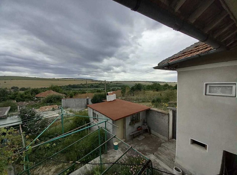 Масивна двуетажна къща