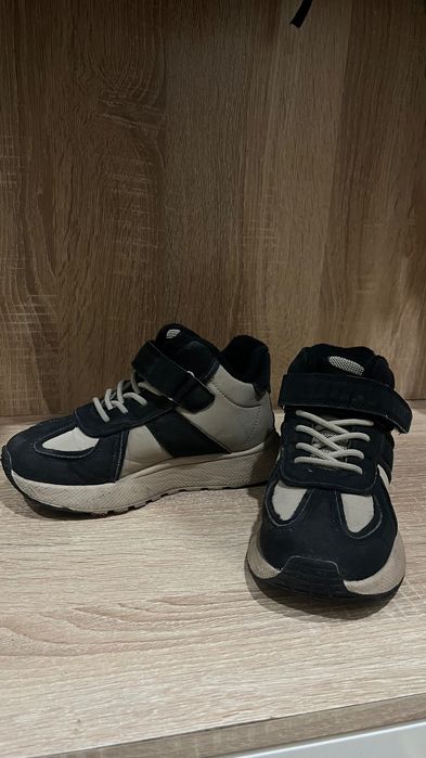 Продам кроссовки утепленные 2500 тг