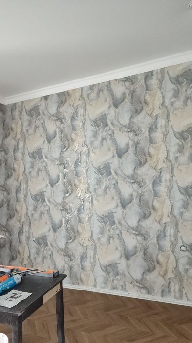 Крашу стены мрамор клею