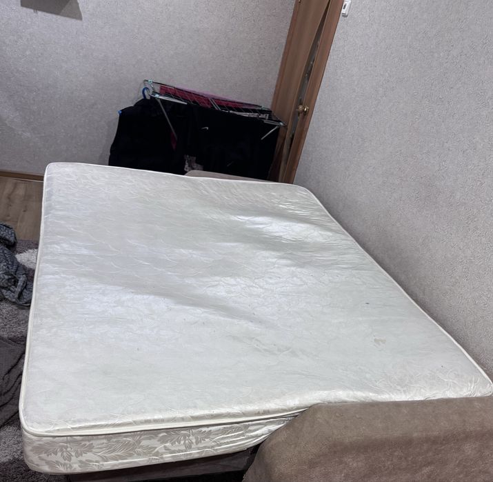Продам матрас в хорошем состояние