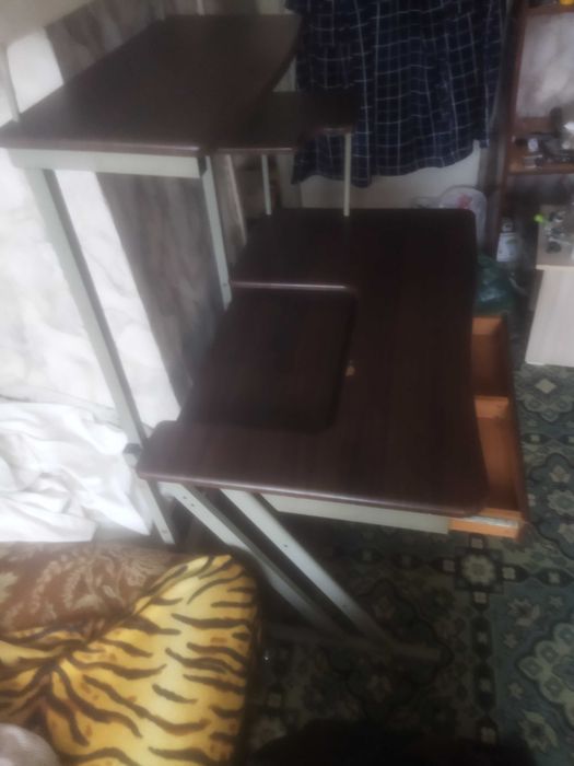 Продам компьютерный стол.