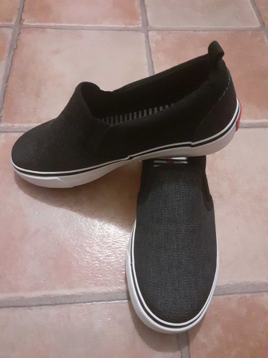 Vand tenesi de panza pentru baieti