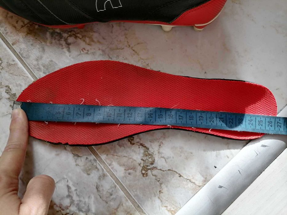 Футболни обувки-бутонки