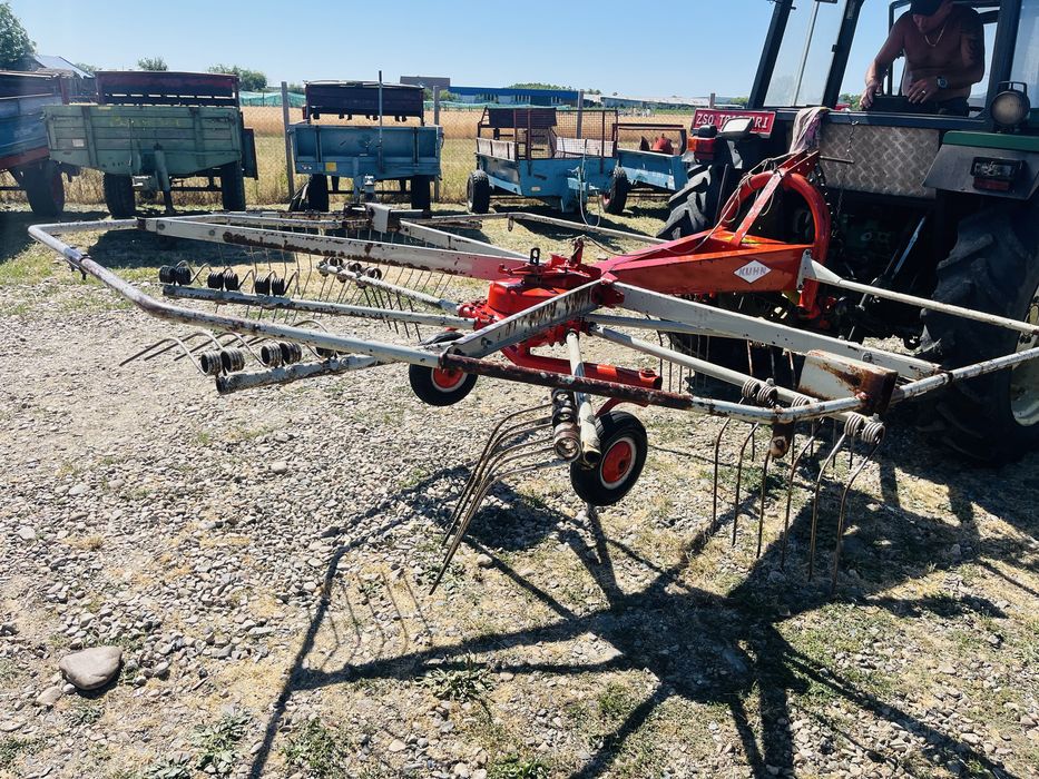 Grebla de adunat fan, iarba,lucerna,tip paianjen Kuhn baie de vaselina