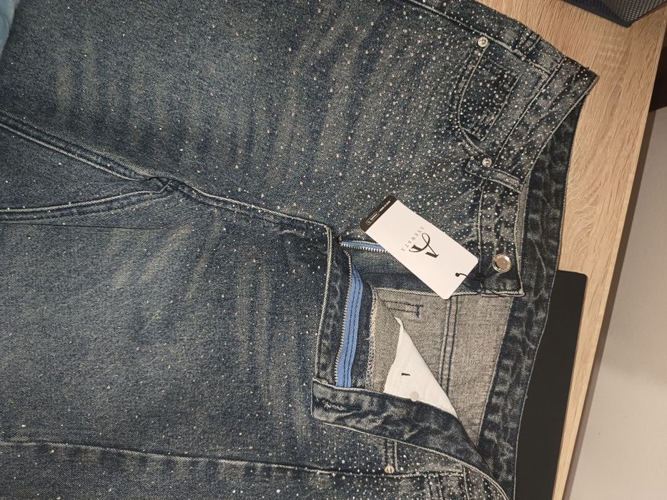 Блестящи дънки закупени онлайн