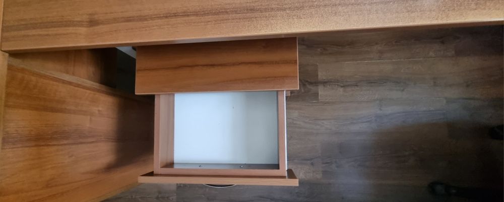 Офис бюро с помощно шкафче