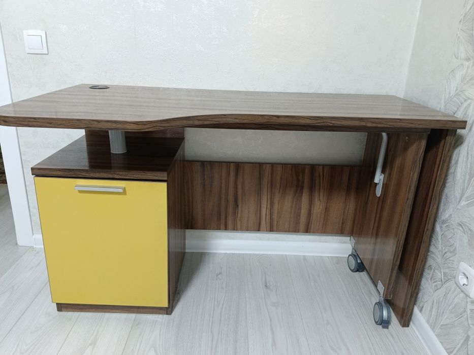 Продам компьютерный стол