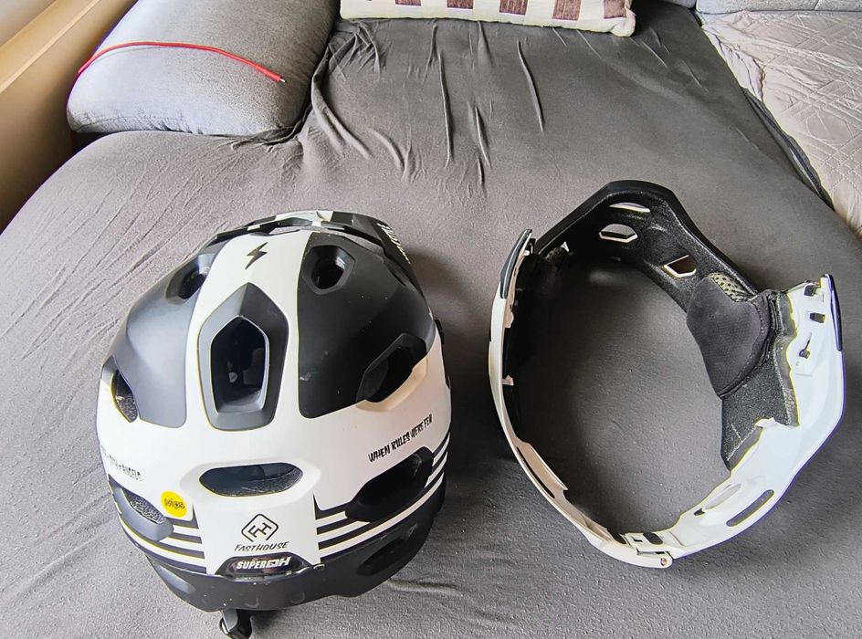 MTB каска Bell Super DH MIPS Helmet