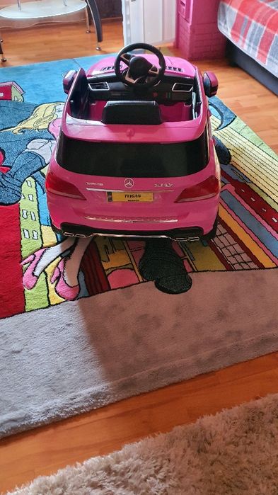 Mașinuța de copii pe telecomanda.