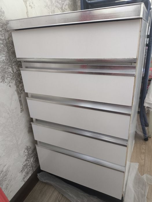 Тумбочка с ящиками для вещей