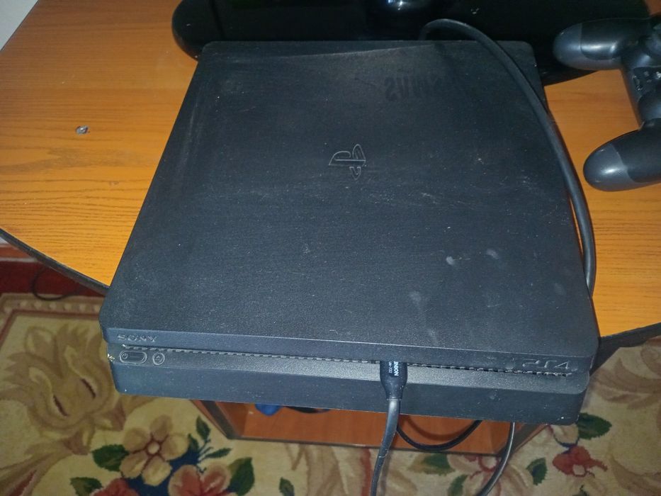 Play Station 4 slim