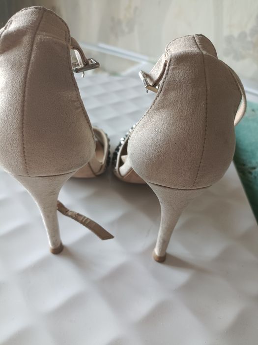 Продам босоножки