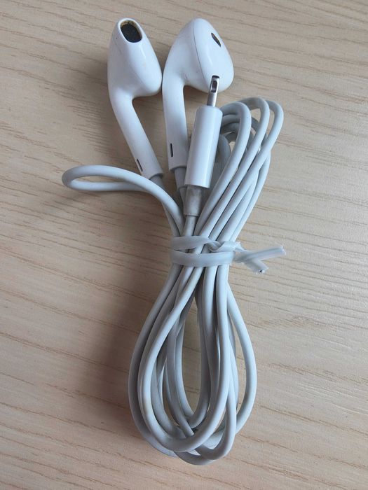 Căști originale Apple mufă lightning lungime fir 1,2m. Folosite, dar perfect funcționale!