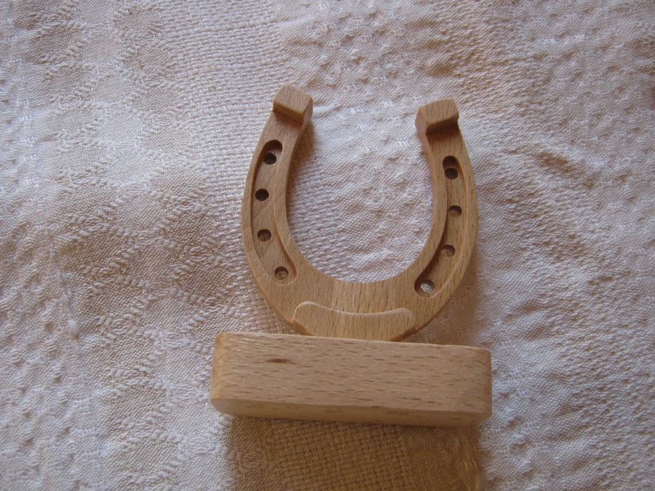 Дървена подкова за дома и работното място.