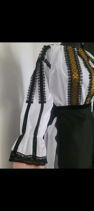 Vând costum popular nou mărimea S