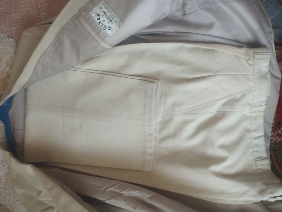 Продам двухбортный костюм