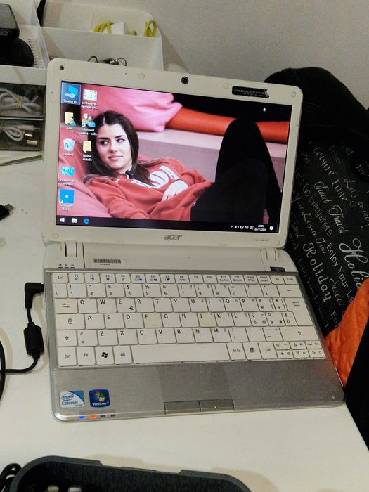 Laptop Acer Windows 10, funcționează doar la priza