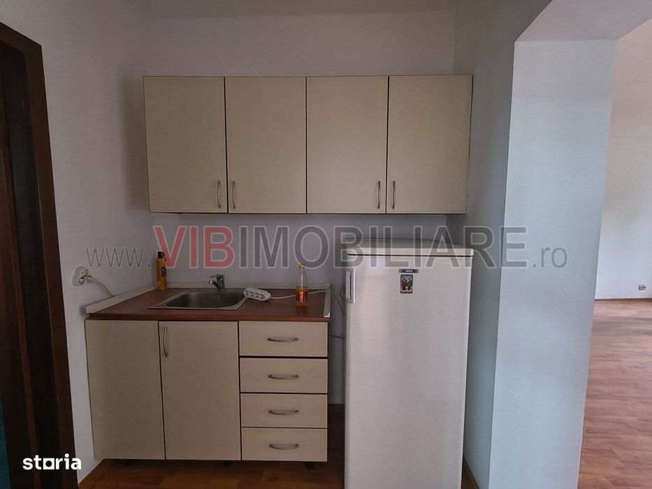 Apartament cu 3 camere, 80 mp, nemobilat - pentru birouri - Zona Piața