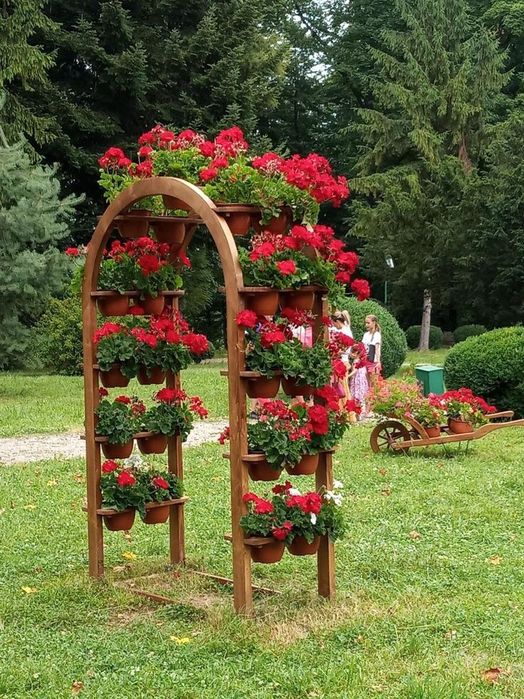 Suport din lemn pentru flori arcuit