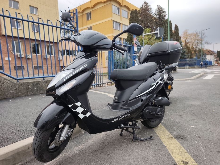 Vand scuter limitat 25 km, se conduce fără permis