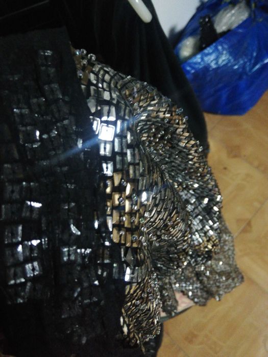 Broderie de paiete plus pietre pe voal din matase naturală.