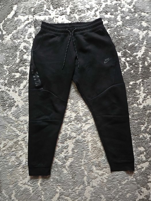 Pantaloni Nike Tech