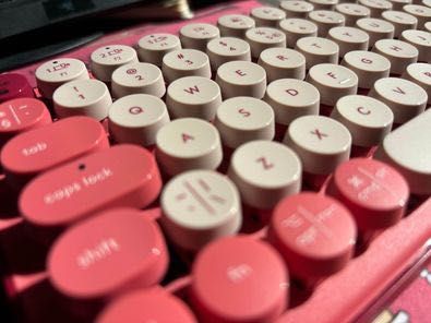 Клавиатура розова Logitech pop keys - нова