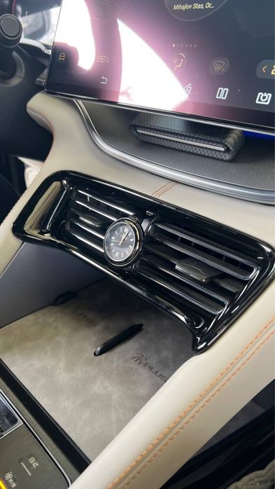 Накладка с часами с брендом BYD