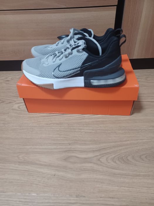 Vând adidași Nike