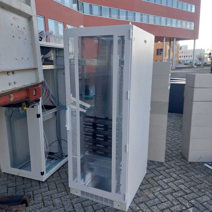 Rack server diverse dimensiuni