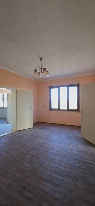 Едноетажна тухлена къща с голям двор в село Полски Сеновец