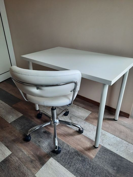 Бюро за маникюр+чисто нов стол