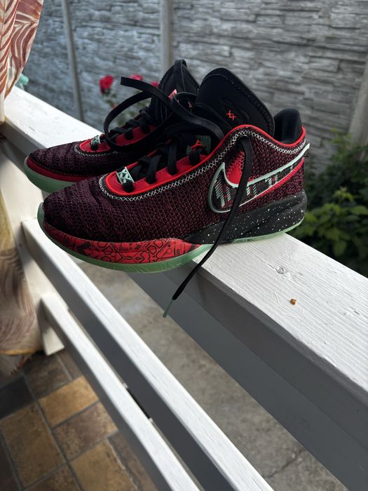 Vand Adidasi Nike Lebron