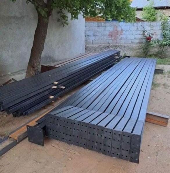 Vând stâlpi și ferme (Structura metalică)