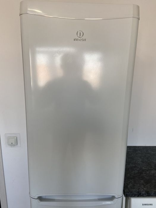 Продам холодильник Indesit