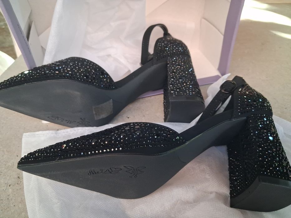 Pantofi eleganți noi