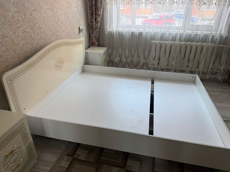 Двуспальная кровать с тумбами