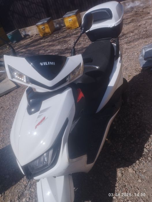 Скутер М8 белого цвета