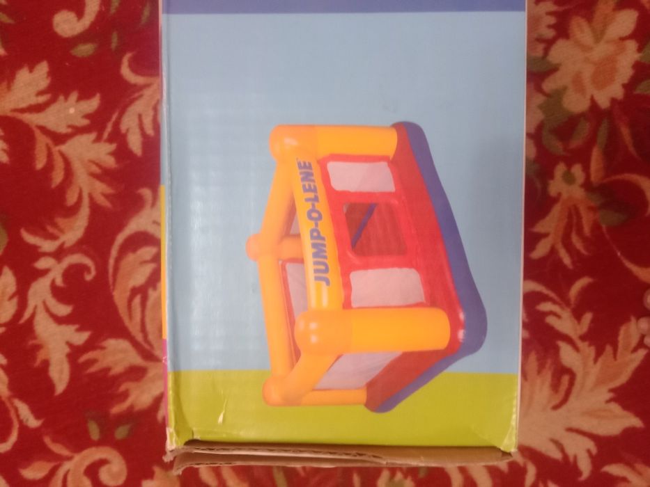 Продаю манежку надувную